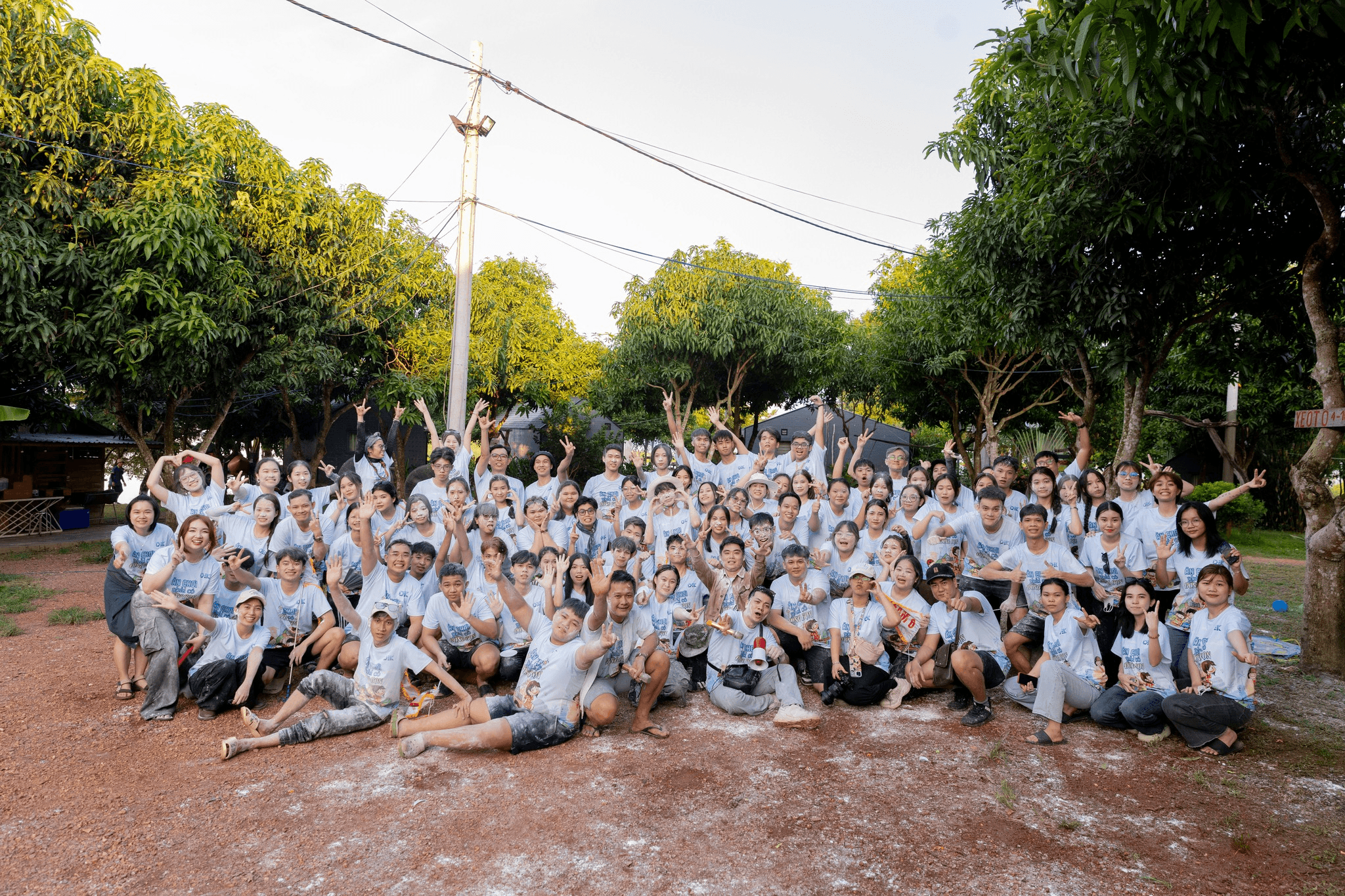 Nhóm học viên đang trao đổi sôi nổi trong một lớp học tiếng Đức hiện đại