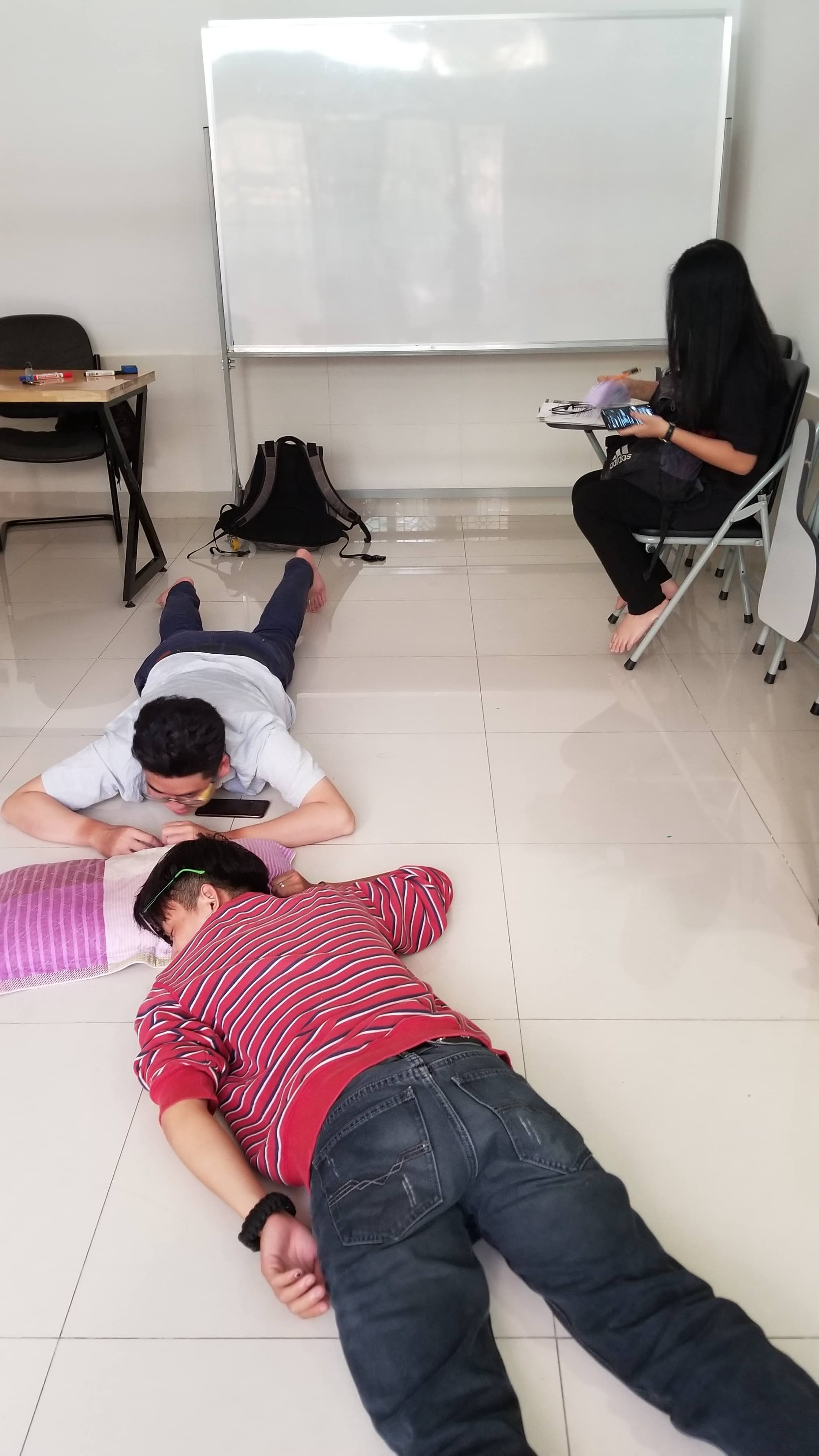 Thoi thóp xoay sở vượt qua dịch